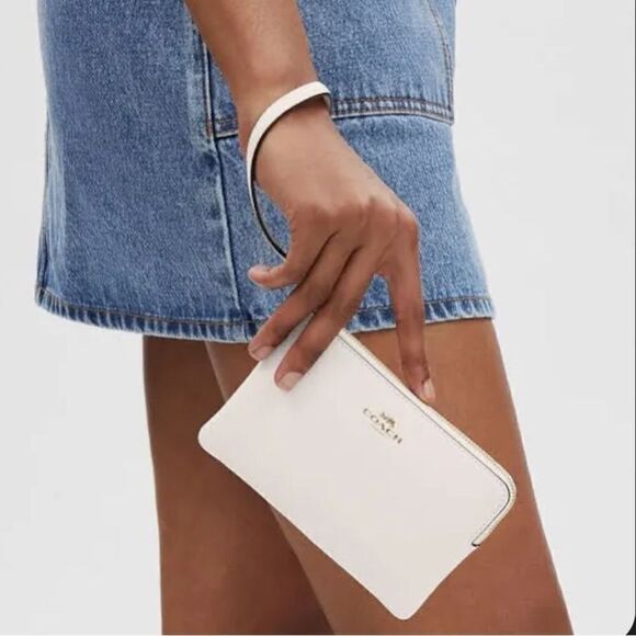 COACH CORNER ZIP WRISTLET - Picture 1 of 5